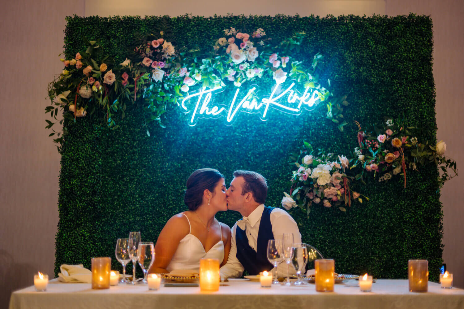 Use neon wedding signs for sweetheart table